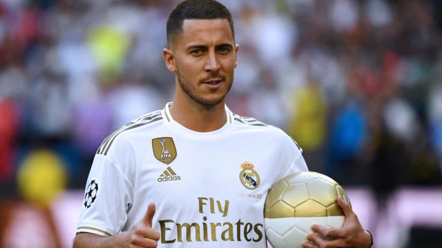 Pemain baru Real Madrid, Eden Hazard, berpose saat kenakan kostum Real Madrid di Stadion Santiago Bernabeu, Spanyol. Foto: AFP