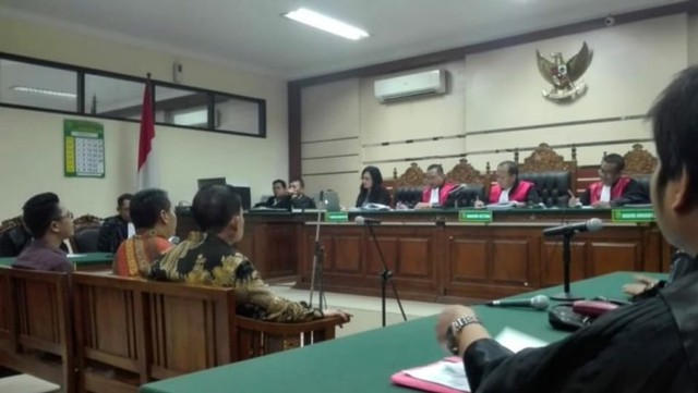 Dwi Fitri Nurcahyo dan Wahyu Tri Hardianto duduk dampingi Setiyono di ruang Cakra Pengadilan Tipikor Surabaya, Senin (25/2/2019).