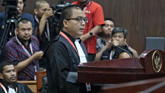 Denny Indrayana, saat menyampaikan  Mahkamah Konstitusi, Jakarta, Jumat (14/6). Foto: Helmi Afandi/kumparan