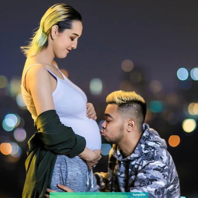 Reza SMASH dan istri, Fabiola. Foto: Instagram @fabananash