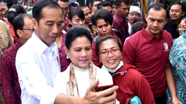 Pedagang pasar berselfie dengan Presiden Jokowi dan Ibu Iriana, Jum'at (13/6) - kanalbali/KAD