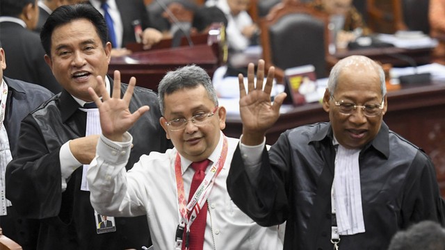 Tim kuasa hukum Calon Presiden dan Calon Wakil Presiden nomor urut 01 selaku pihak terkait Yusril Ihza Mahendra (kiri) dan Tri Medya Panjaitan (tengah). Foto: ANTARA FOTO/Hafidz Mubarak A