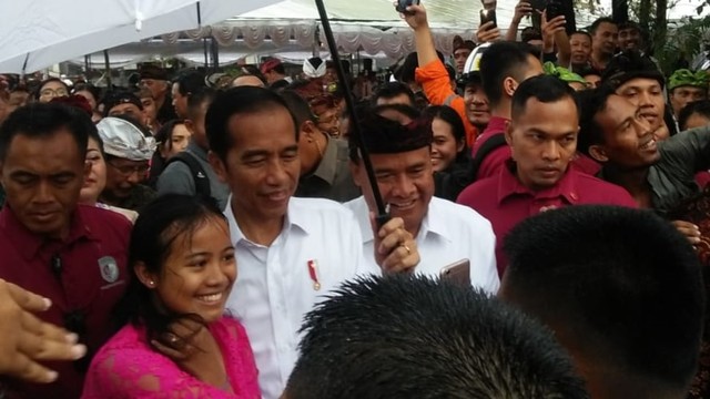 Jokowi saat menyerahkan sertifikat tanah di Bangli, Bali, Jum;at (14/6) - kanalbali/KAD