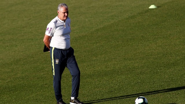 Tite saat memimpin sebuah sesi latihan bersama Brasil. Foto: MIGUEL SCHINCARIOL / AFP