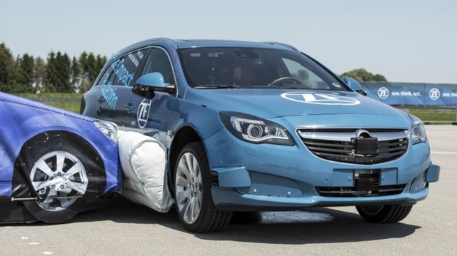 Ilustrasi airbag di luar mobil Foto: dok. ZF