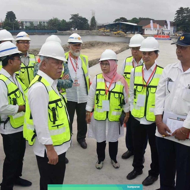 Menteri PUPR Basuki Hadimuljono (ketiga kiri) bersama stafnya meninjau proyek penataan Waduk Muara Nusa Dua di Denpasar, Bali, Jumat (14/6). Foto: ANTARA FOTO/Nyoman Hendra Wibowo