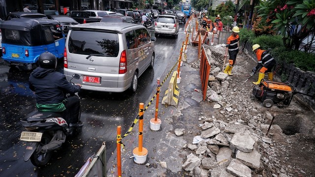 Pekerja menyelesaikan penataan trotoar di Jalan Cikini, Jakarta Pusat,Jumat (14/6). Foto: Jamal Ramadhan/kumparan