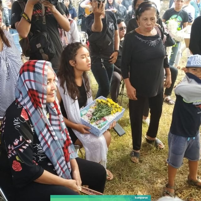Pemakaman Robby Sugara di TPU Pondok Ranggon Foto: Alexander Vito Edward Kukuh/kumparan