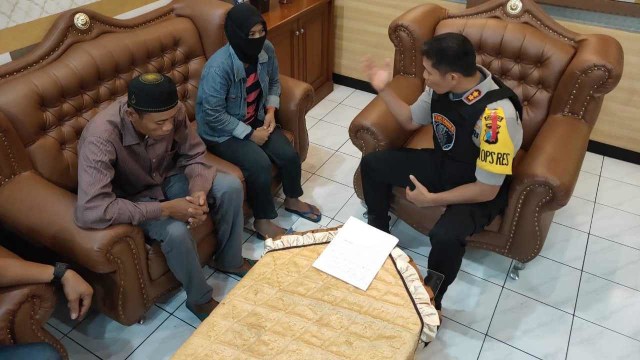 R (korban yang digadaikan suaminya, tengah kanan) dan Hartono (tengah kiri). Foto: Dok. Polres Lumajang
