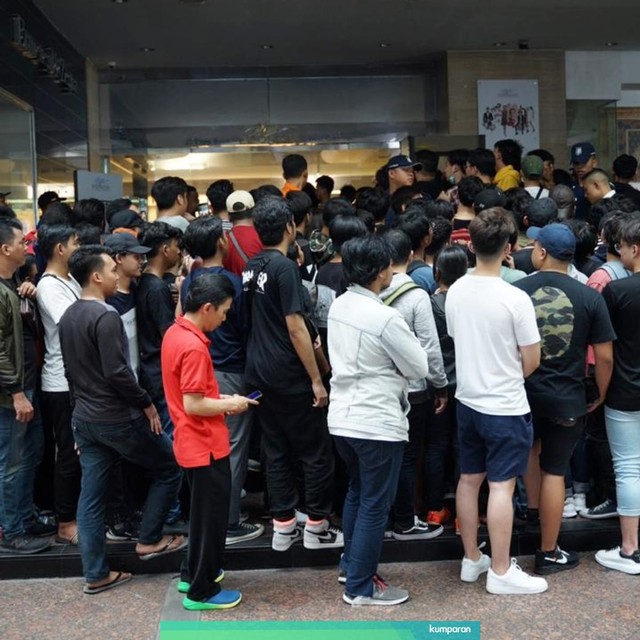 Antrean pembeli Off-White x Converse di Plaza Indonesia. Foto: Dok. Reza Ardjil