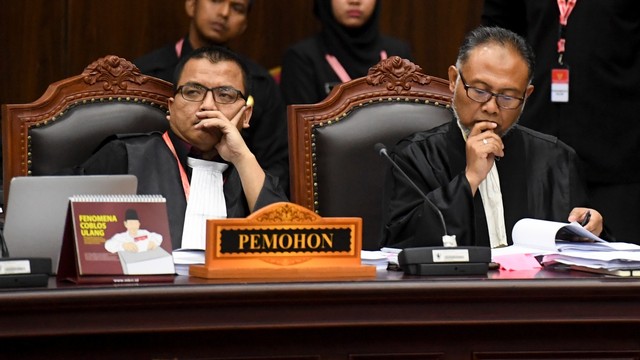 Tim kuasa hukum pasangan calon presiden dan calon wakil presiden nomor urut 02 Bambang Widjojanto (kanan) dan Denny Indrayana (kiri). Foto: ANTARA FOTO/Hafidz Mubarak A