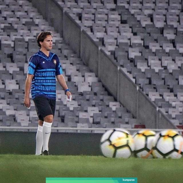 Pelatih Timnas Vanuatu, Paul Munster memimpin sesi latihan di Stadion Gelora Bung Karno (GBK), Senayan, Jakarta, Jumat (14/6). Foto: Jamal Ramadhan/kumparan