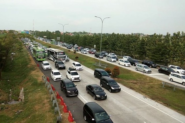 Arus balik kendaraan dari Jawa Tengah menuju Jakarta masih terlihat, khususnya di tol Palimanan-Kanci (Palikanci). (Juan)