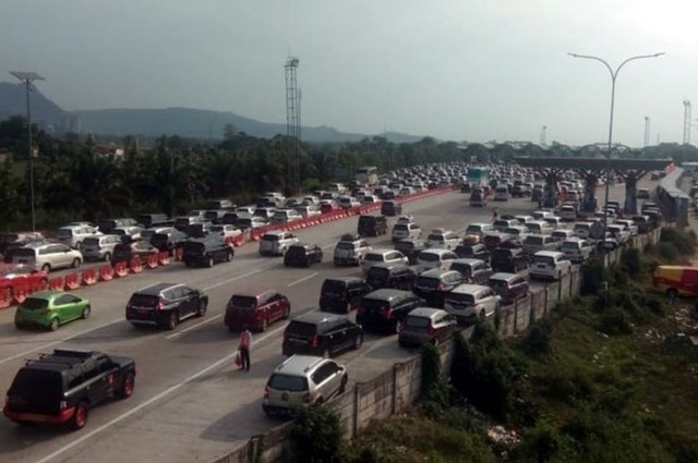 Volume kendaraan yang melintas keluar masuk di Gerbang Tol (GT) Palimanan, baik ke arah Jawa dan Jakarta cenderung berkurang pada H+8 atau Jumat (14/6). (Juan)