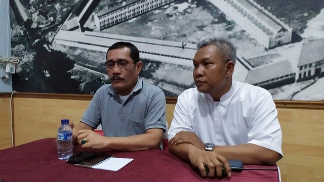 Kanwil Kemenkum HAM Jabar Liberti Sitinjak (kiri), Kalapas Sukamiskin Tejo Harwanto (kanan) di Lapas Sukamiskin, Bandung. Foto: Rachmadi Rasyad/kumparan