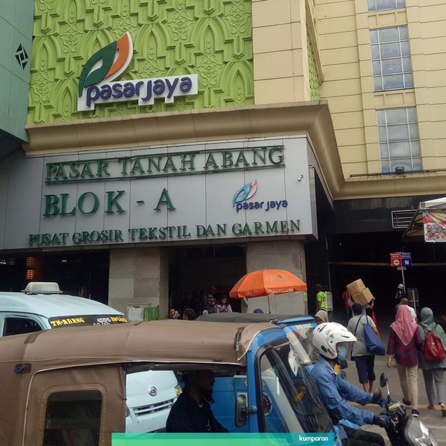 Suasana pasar Tanah Abang yang terlihat sepi, Sabtu (15/6) ini. Foto: Nicha Muslimawati/kumparan