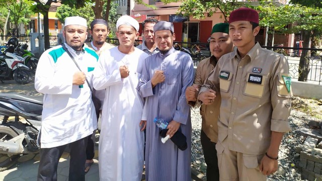 Ustaz Rahmat Baequni (tengah, baju biru). Foto: Dok. Twitter