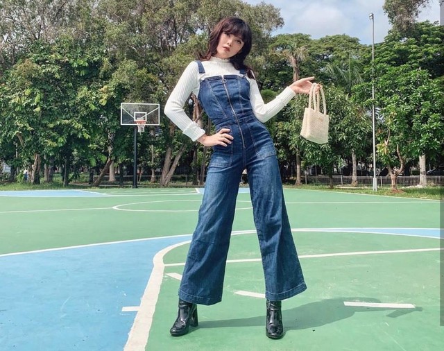 Gaya OOTD akhir pekan ala Sonia Eryka. Foto: Instagram @soniaeryka