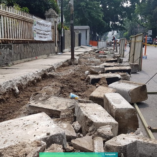 Pekerja menyelesaikan penataan trotoar di Jalan Cikini, Jakarta Pusat,Jumat (14/6). Foto: Efira Tamara/kumparan
