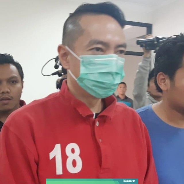 Anggota kepolisian menunjukkan pengemudi BMW (tengah) yang membawa senjata saat konferensi pers di Polres Metro Jakarta Pusat. Foto: Andreas Ricky Febrian/kumparan