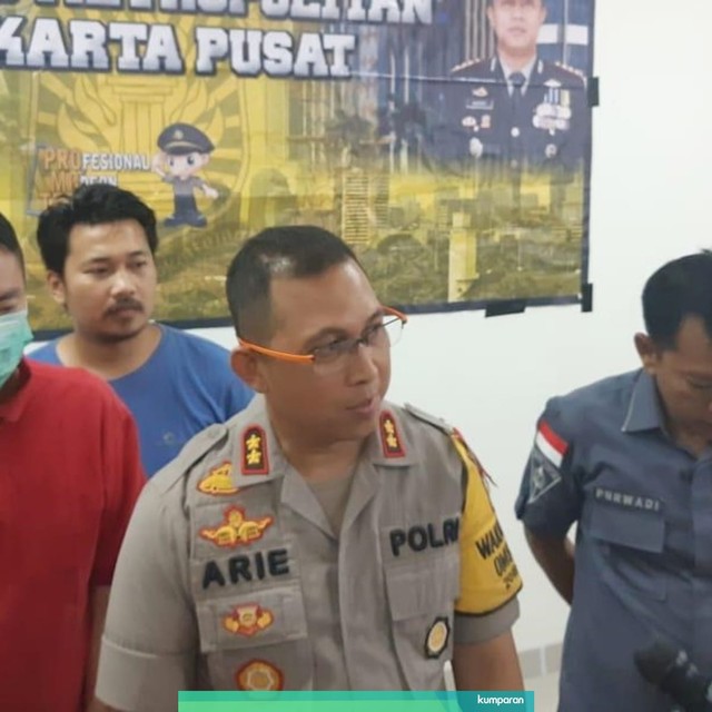 Anggota kepolisian menunjukkan pengemudi BMW (kiri) yang membawa senjata saat konferensi pers di Polres Metro Jakarta Pusat. Foto: Andreas Ricky Febrian/kumparan