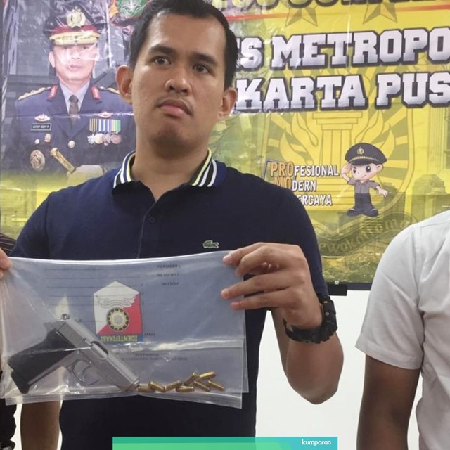 Anggota kepolisian menunjukkan barang bukti pistol yang dibawa pengemudi BMW saat konferensi pers di Polres Metro Jakarta Pusat. Foto: Andreas Ricky Febrian/kumparan
