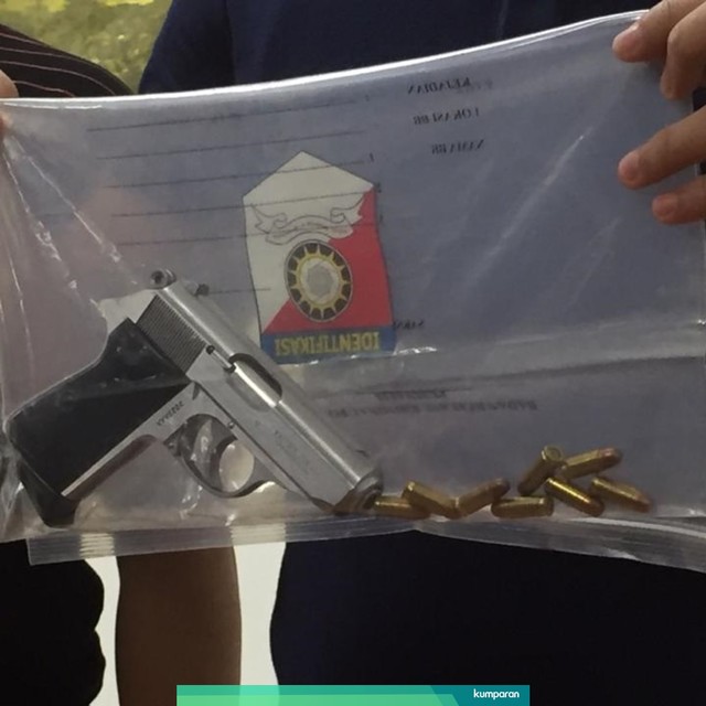 Anggota kepolisian menunjukkan barang bukti pistol yang dibawa pengemudi BMW saat konferensi pers di Polres Metro Jakarta Pusat. Foto: Andreas Ricky Febrian/kumparan