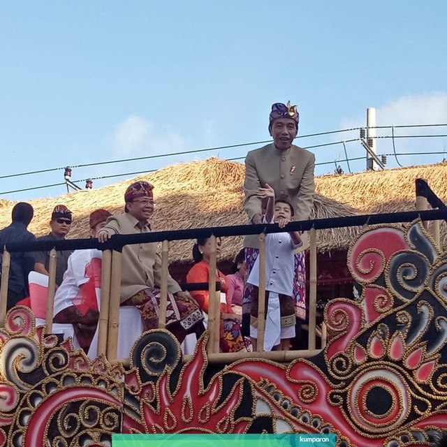 Presiden Joko Widodo bersama cucunya Jan Ethes di Lapangan Niti Mandala, Renon, Denpasar, Bali, Sabtu (15/6). Foto: Denita BR Matondang
