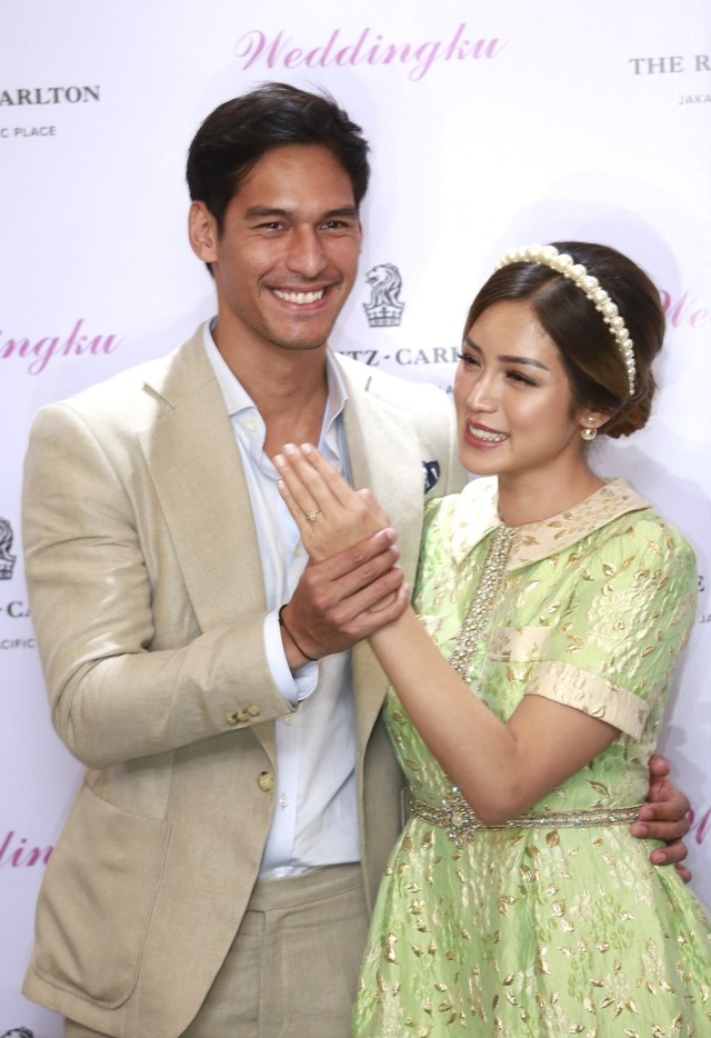 Richard Kyle dan Jessica Iskandar menggelar konferensi pers terkait lamaran di Hotel Ritz Carlton, Pacific Place, Jakarta, Sabtu, (15/6). Foto: Ronny