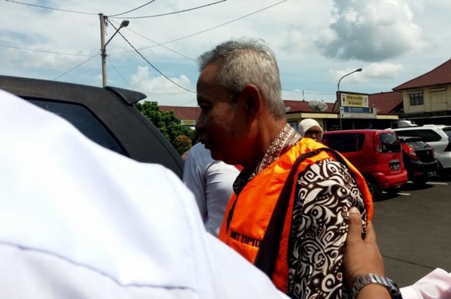 Unit Tipikor Satreskrim Polres Majalengka menahan tersangka dugaan korupsi Alokasi dana desa (ADD) yakni mantan Kepala Desa Cihaur dan mantan Kepala Desa Cigaleuh, Kabupaten Majalengka. (Dok)