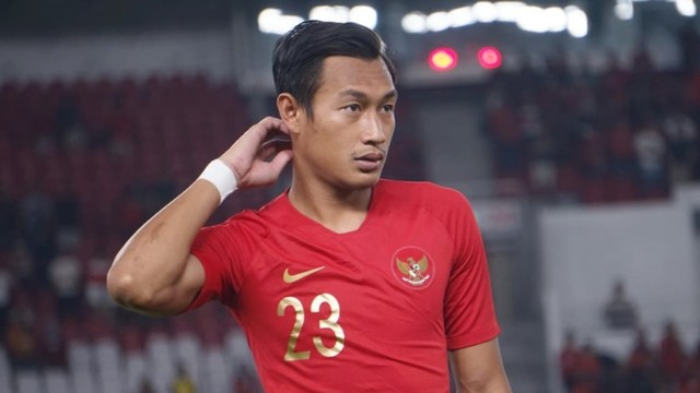 Pemain Timnas Indonesia, Hansamu Yama Pranata saat bertanding melawan Vanuatu di Stadion Gelora Bung Karno, Jakarta, Sabtu (15/6). Foto: Iqbal Firdaus/kumparan]