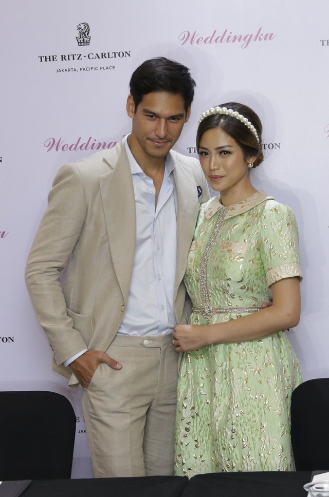 Richard Kyle dan Jessica Iskandar saat menggelar konferensi pers terkait lamaran di hotel Ritz Carlton, Pacific Place, Jakarta, Sabtu, (15/6). Foto: Ronny