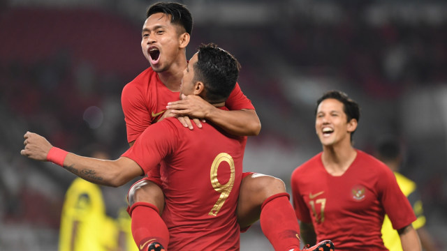 Selebrasi pemian timnas Indonesia seusai mencetak gol ke gawang Vanuatu pada pertandingan persahabatan di Stadion Utama Gelora Bung Karno, Senayan, Jakarta, Sabtu (15/6). Foto: ANTARA FOTO/Hafidz Mubarak A