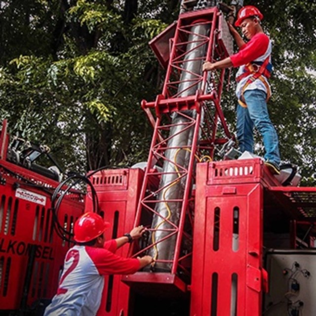 Petugas merawat BTS Telkomsel. Foto: Dok. Telkomsel