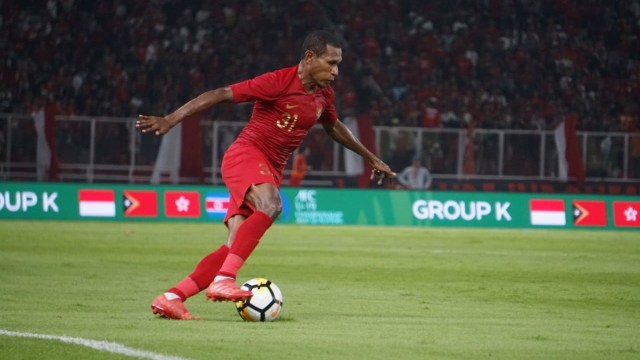 Pemain timnas Indonesia Yustinus Paew saat pertandingan persahabatan melawan Vanuatu di Stadion Utama Gelora Bung Karno, Sabtu (15/6). Foto: Iqbal Firdaus/kumparan