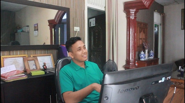 Hardman, rela mengeluarkan kocek hingga Rp 649 ribu lantaran merasa iba terhadap sang driver yang mendapatkan order fiktif pizza | Foto : Dimas Prasetyo/Lampung Geh