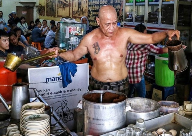 Asiang, salah satu legenda hidup warung kopi di Pontianak. Ia terkenal karena kerap tak memakai baju saat melayani pelanggannya. Foto: Teri