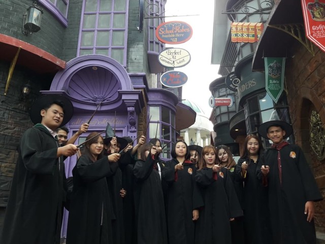 Para pengunjung menggunakan kostum layaknya Harry Potter di Jawa Timur Park 3, Kota Batu. (Foto: Rezza Do'a Lathanza/Tugu Malang).