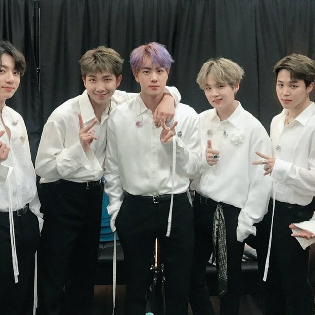 BTS di belakang panggung fan meeting 'Muster'. Foto: Twitter/@bts_bighit