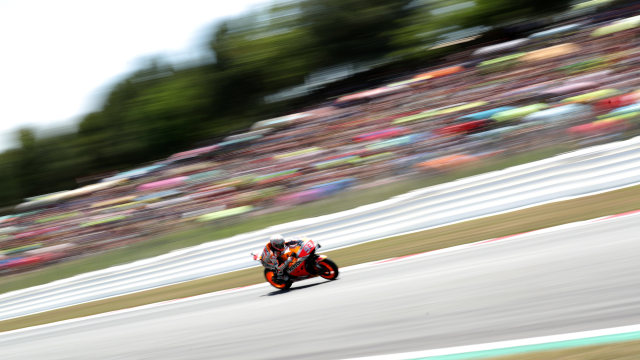 Marquez melesat di GP Catalunya. Foto: REUTERS/Albert Gea