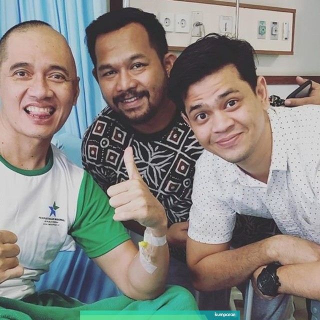 Surya Insomnia dan Bedu Tohar menjenguk Agung Hercules di rumah sakit. Foto: Instagram/@suryainsomnia
