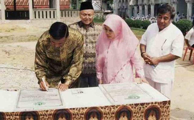 PROFESOR Tabrani Rab (kanan) melihat penandatangan prasasti peresmian Masjid Abdurrab, 2002, oleh Mantan Panglima ABRI dan Menko Polhukkam, Wiranto. (Foto: Facebook/Diana Tabrani)