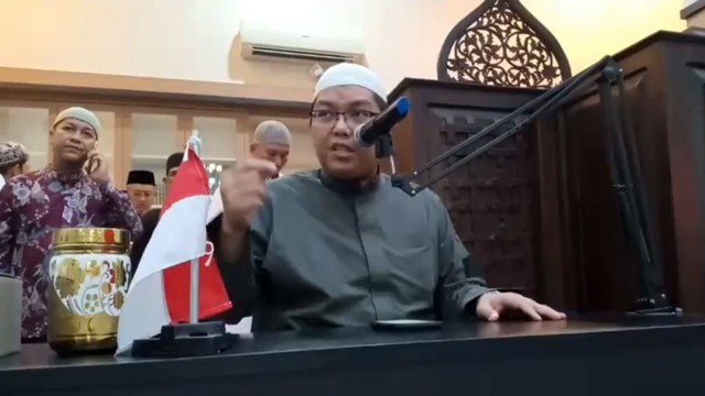Ustaz Firanda saat mengisi pengajian di Masjid Al-Fitrah, sebelum pembubaran oleh sejumlah warga. Foto: Facebook Aceh Tafaqquhfiddin
