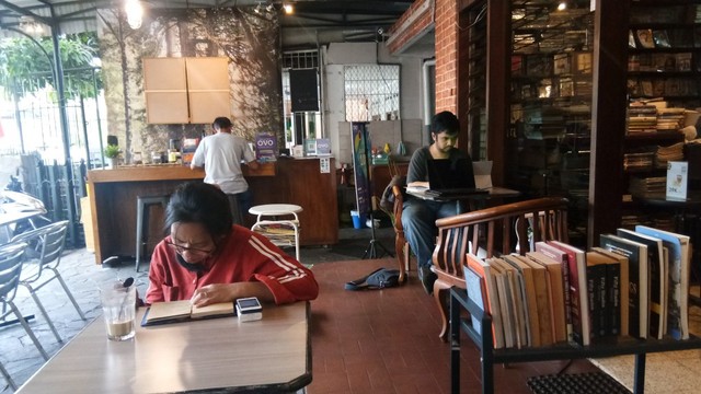 Taman Bacaan Hendra, di Jalan Sabang No. 28, Bandung. Taman baca ini sudah berdiri sejak 52 tahun lalu. (Mega Dwi Anggraeni)