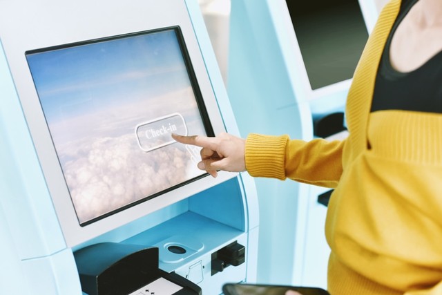 Ilustrasi konter check-in mandiri di bandara Foto: Shutter Stock