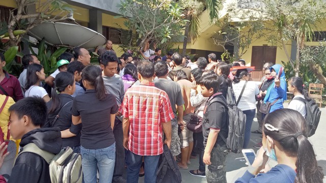 Sejumlah orang tua siswa di berkumpul mengambil nomor token Pendaftaran Penerimaan Peserta Didik Baru (PPDB). Foto: Denita BR Matondang/kumparan