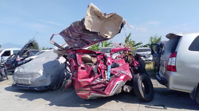 Mobil Mitsubishi Xpander yang ringsek ditimpa bus Safari dalam kecelakaan di Tol Cipali Km 150, Senin (17/6/2019) dinihari. Foto: Nurcholis Basyari