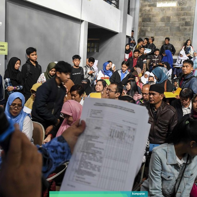 Suasana pendaftaran Penerimaan Peserta Didik Baru (PPDB) 2019 tingkat SMA-SMK di SMAN 2 Bandung, Jawa Barat, Senin (17/6). Foto: ANTARA FOTO/M Agung Rajasa
