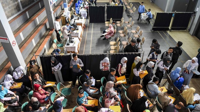 Suasana pendaftaran Penerimaan Peserta Didik Baru (PPDB) 2019 tingkat SMA-SMK di SMAN 2 Bandung, Jawa Barat, Senin (17/6). Foto: ANTARA FOTO/M Agung Rajasa