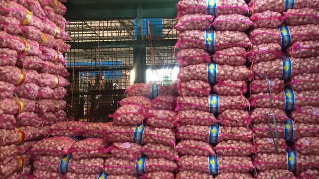 Bawang Putih di Pasar Induk Kramat Jati, Jakarta Timur. Foto: Abdul Latif/kumparan
